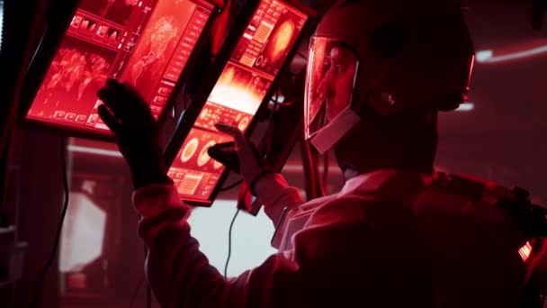 Astronauta Con Trajes Espaciales Bordo Estación Marte Cosmonautas Pilotando Nave — Vídeos de Stock