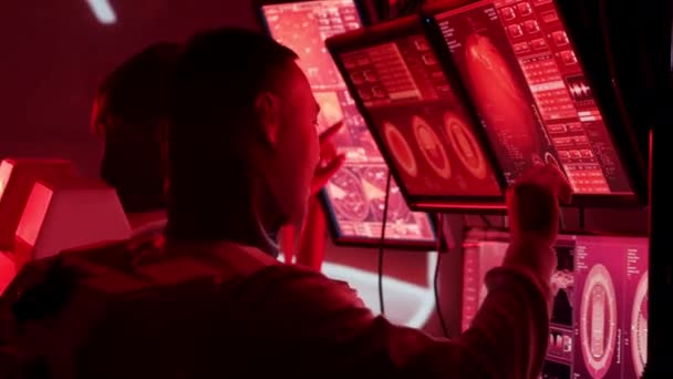 Tým Astronautů Skafandrech Palubě Stanice Mars Posádka Kosmonautů Pilotujících Vesmírnou — Stock video