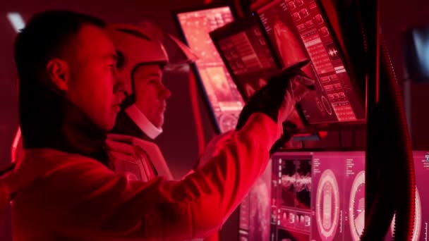 Űrhajósok Csapata Űrruhában Mars Állomáson Űrhajósok Legénysége Vezeti Űrhajót Űrben — Stock videók