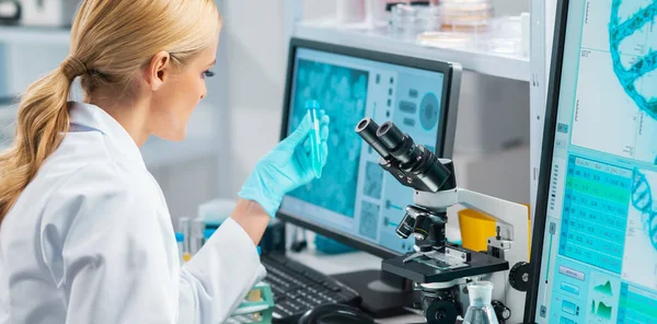 在现代科学研究实验室从事疫苗研究的专业科学家 基因工程工作场所 实验工具 显微镜 未来的技术 保健和科学概念 — 图库照片