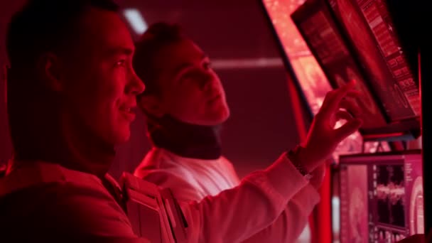 火星の宇宙服を着た宇宙飛行士のチーム 宇宙で宇宙船を操縦する宇宙飛行士の乗組員 銀河旅行と科学の概念 — ストック動画