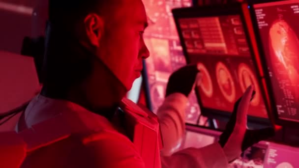 Equipa Astronautas Num Fato Espacial Bordo Estação Marte Uma Tripulação — Vídeo de Stock