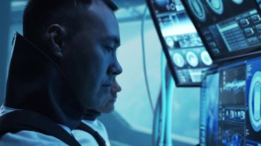 Yörünge istasyonunda uzay giysileri içinde bir astronot ekibi. Uzayda uzay gemisine pilotluk yapan bir kozmonot mürettebatı. Galaktik seyahat ve bilim konsepti.