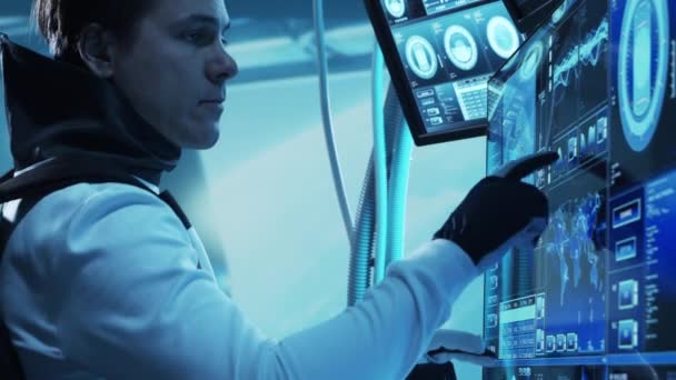 Astronauter Rymddräkter Ombord Banestationen Besättning Kosmonauter Som Styr Rymdskeppet Rymden — Stockvideo