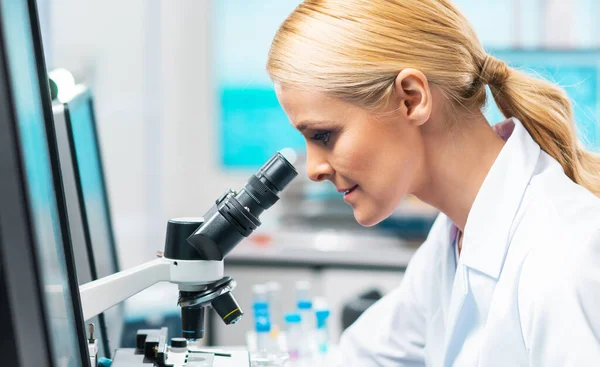 Professional Scientist Working Vaccine Modern Scientific Research Laboratory Genetic Engineer — Stockfoto
