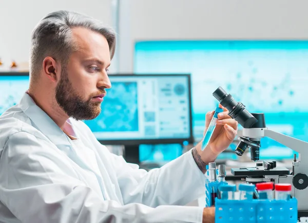 Profesyonel Bilim Adamı Modern Bir Bilimsel Araştırma Laboratuvarında Aşı Üzerinde — Stok fotoğraf
