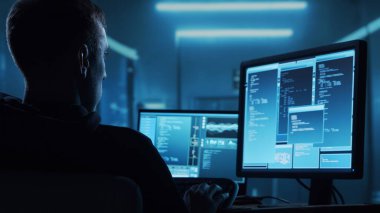 Kapüşonlu Bilgisayar Korsanı. Karanlık Surat. Hacker Attack, Virüs bulaşmış yazılım, Dark Web ve Siber Güvenlik Konsepti.