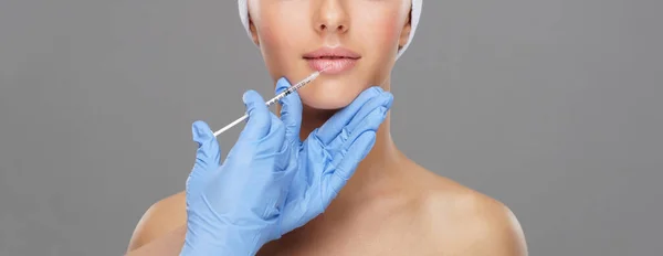 Доктор Впорскує Красиве Обличчя Молодої Жінки Концепція Пластичної Хірургії Підйому — стокове фото