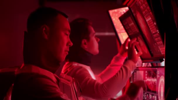 火星の宇宙服を着た宇宙飛行士のチーム 宇宙で宇宙船を操縦する宇宙飛行士の乗組員 銀河旅行と科学の概念 — ストック動画