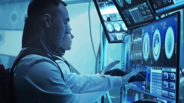 軌道上の宇宙服を着た宇宙飛行士のチーム 宇宙で宇宙船を操縦する宇宙飛行士の乗組員 銀河旅行と科学の概念 — ストック動画