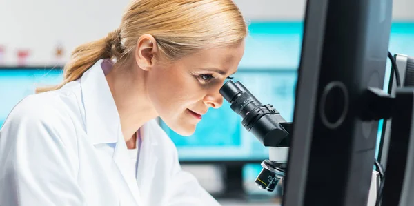 Professional Female Scientist Working Vaccine Modern Scientific Research Laboratory Laboratory — Fotografia de Stock