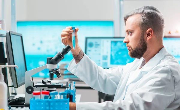 Professionele Wetenschapper Werkt Aan Een Vaccin Een Modern Wetenschappelijk Onderzoekslaboratorium — Stockfoto