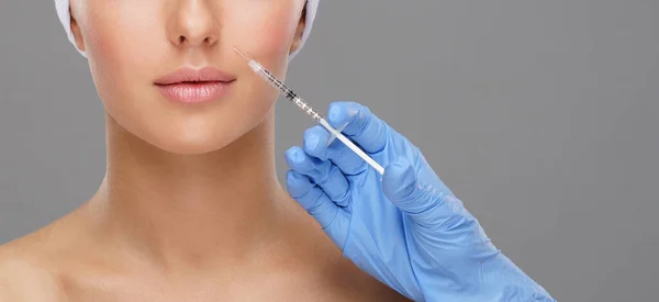 Doktorn Injicerar Ett Vackert Ansikte Ung Kvinna Plastikkirurgi Hudlyft Och — Stockfoto