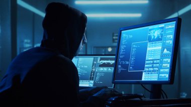 Kapüşonlu Bilgisayar Korsanı. Karanlık Surat. Hacker Attack, Virüs bulaşmış yazılım, Dark Web ve Siber Güvenlik Konsepti.