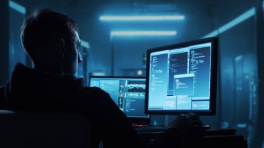 Kapüşonlu Bilgisayar Korsanı. Karanlık Surat. Hacker Attack, Virüs bulaşmış yazılım, Dark Web ve Siber Güvenlik Konsepti.
