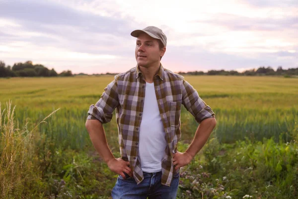 Günbatımı Tarımının Önündeki Çiftçi Kırsal Kesimde Bir Adam Kır Hayatı — Stok fotoğraf