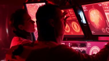 Mars istasyonunda uzay giysileri içinde bir astronot ekibi. Uzayda uzay gemisine pilotluk yapan bir kozmonot mürettebatı. Galaktik seyahat ve bilim konsepti.