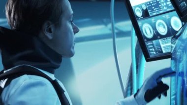 Yörünge istasyonunda uzay giysileri içinde bir astronot ekibi. Uzayda uzay gemisine pilotluk yapan bir kozmonot mürettebatı. Galaktik seyahat ve bilim konsepti.