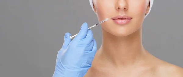 Legen Injiserte Ung Kvinnes Vakre Ansikt Plastkirurgi Hudløfting Bruk Estetisk – stockfoto