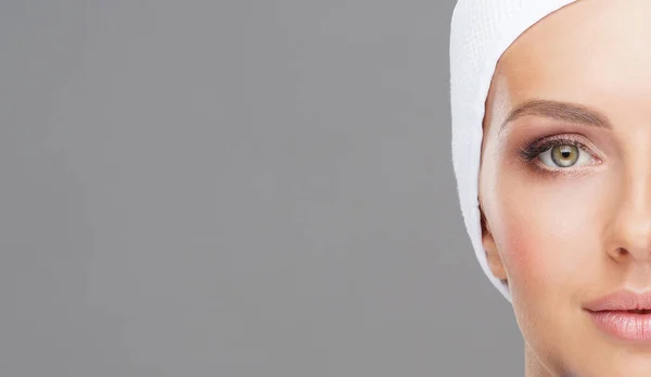 Доктор Уколол Красивое Лицо Молодой Женщины Пластическая Хирургия Подтяжка Кожи — стоковое фото