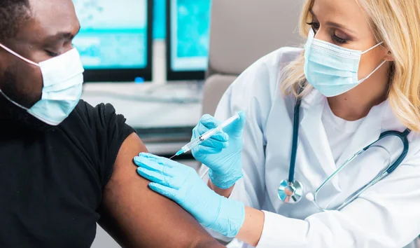 Profesyonel Doktor Şırınga Şırınga Kullanarak Koronavirüs Aşısı Yapıyor Hastane Ofisinde — Stok fotoğraf