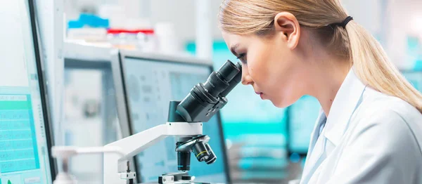 Professionell Forskare Som Arbetar Med Ett Vaccin Ett Modernt Vetenskapligt — Stockfoto