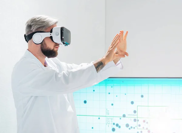 Gentechniker Setzen Virtual Reality Technologie Ein Ein Professionelles Wissenschaftlerteam Arbeitet — Stockfoto