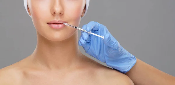 Doutor Injetando Belo Rosto Uma Jovem Cirurgia Plástica Levantamento Pele — Fotografia de Stock