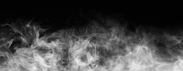 黑漆漆的背景上冒着烟雾气或蒸汽抽象黑暗纹理图案 — 图库照片