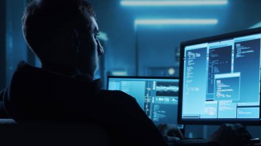 Kapüşonlu Bilgisayar Korsanı. Karanlık Surat. Hacker Attack, Virüs bulaşmış yazılım, Dark Web ve Siber Güvenlik Konsepti.