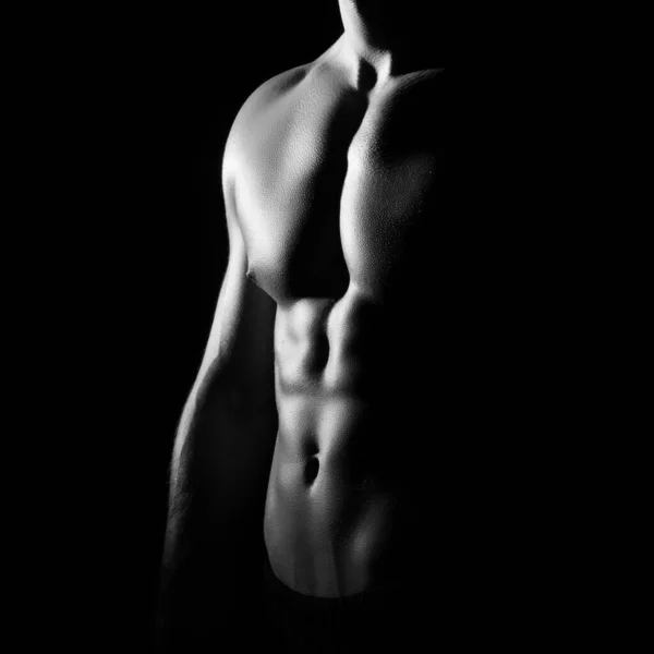 Ισχυρή Ταιριάζει Και Σπορ Bodybuilder Άνθρωπος Πάνω Από Μαύρο Φόντο — Φωτογραφία Αρχείου