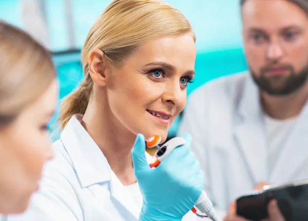 Medici Scienziati Che Lavorano Laboratorio Dottore Insegna Tirocinanti Analizzare Ricerca — Foto Stock