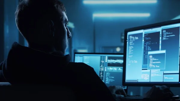 Computer Hacker Con Capucha Cara Oscura Oscurecida Ataque Del Hacker —  Fotos de Stock