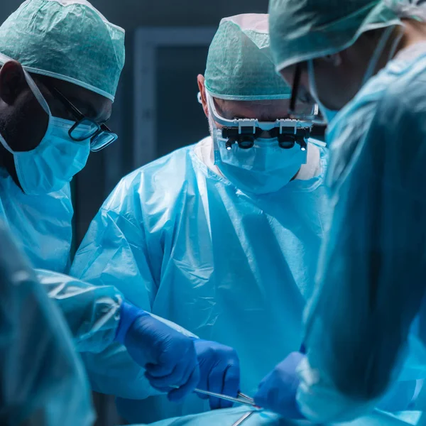 Ein Vielseitiges Team Professioneller Ärzte Führt Einen Chirurgischen Eingriff Einem lizenzfreie Stockbilder