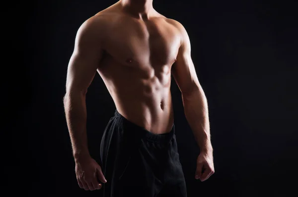 健美的健美男子 身披黑色背景 体育和健身概念 — 图库照片