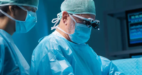 Ein Vielseitiges Team Professioneller Ärzte Führt Einen Chirurgischen Eingriff Einem — Stockfoto