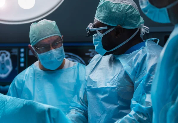 Різноманітна Команда Професійних Лікарів Проводить Хірургічну Операцію Сучасному Операційному Залі — стокове фото