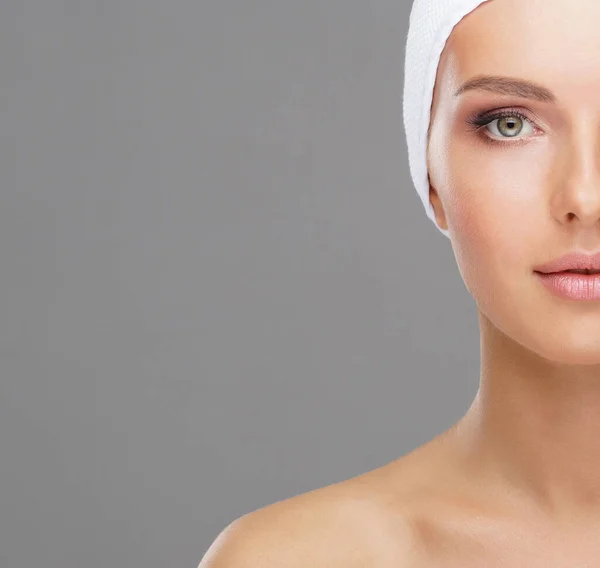 Doctor Inyectando Una Cara Hermosa Una Mujer Joven Cirugía Plástica —  Fotos de Stock