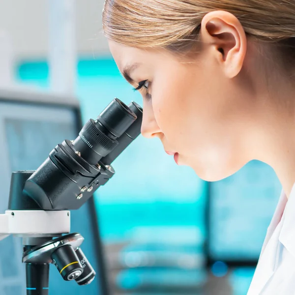 Profesjonalna Kobieta Naukowiec Pracuje Nad Szczepionką Nowoczesnym Laboratorium Naukowym Narzędzia — Zdjęcie stockowe