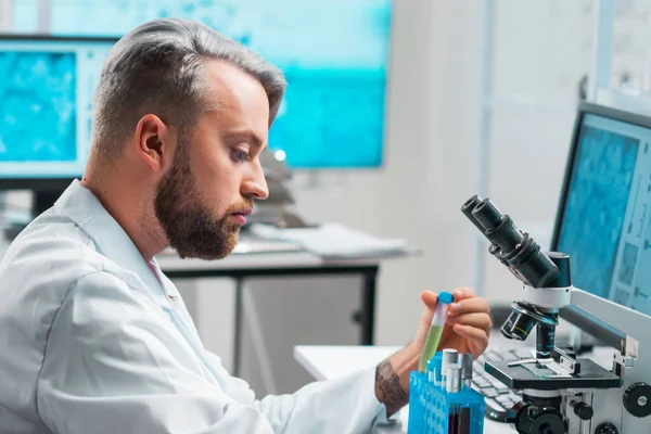 プロの科学者は 現代の科学研究所でワクチンに取り組んでいます 遺伝子工学の職場だ 未来技術と科学の概念 — ストック写真