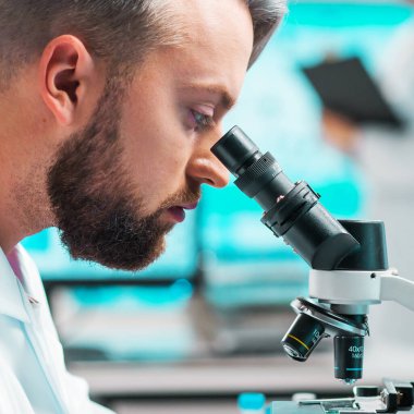 Profesyonel bilim adamları modern bir bilimsel araştırma laboratuvarında bir aşı üzerinde çalışıyorlar. Genetik mühendisliği işyeri. Gelecekteki teknoloji ve bilim konsepti.