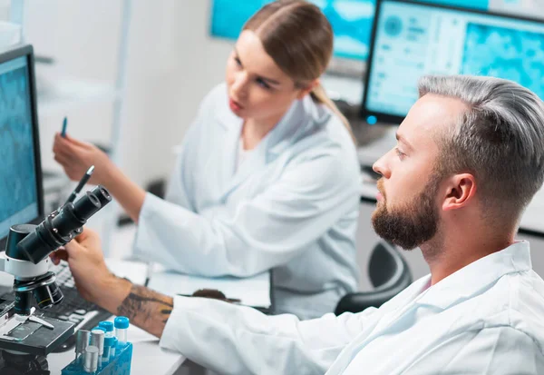 科学者の専門チームは 現代の科学研究所でワクチンに取り組んでいます 遺伝子工学の職場だ 未来技術と科学の概念 — ストック写真