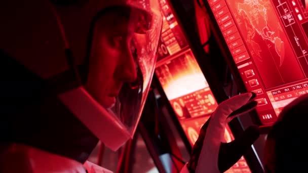 Astronauta Skafandrach Kosmicznych Pokładzie Stacji Mars Kosmonauci Pilotujący Statek Kosmiczny — Wideo stockowe