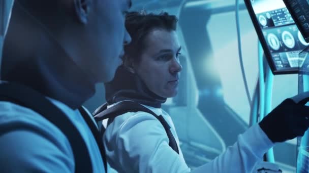 Astronauter Rymddräkter Ombord Banestationen Besättning Kosmonauter Som Styr Rymdskeppet Rymden — Stockvideo