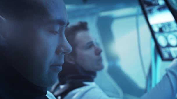 우주복을 비행사들로 구성된 우주에서 비행사들 우주선을 납치하고 있습니다 과학의 — 비디오