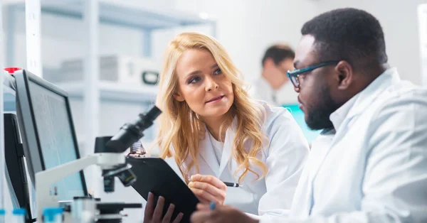 Medical Scientists Working Lab Doctor Teaching Interns Make Analyzing Research — Stockfoto