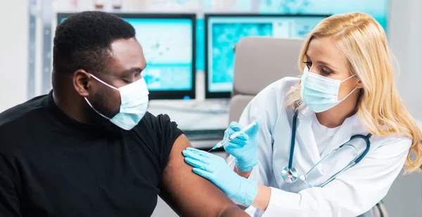Profesyonel Doktor Şırınga Şırınga Kullanarak Koronavirüs Aşısı Yapıyor Hastane Ofisinde — Stok fotoğraf