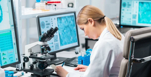 Professional Female Scientist Working Vaccine Modern Scientific Research Laboratory Laboratory —  Fotos de Stock