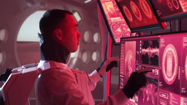 Űrhajósok Csapata Űrruhában Mars Állomáson Űrhajósok Legénysége Vezeti Űrhajót Űrben — Stock videók