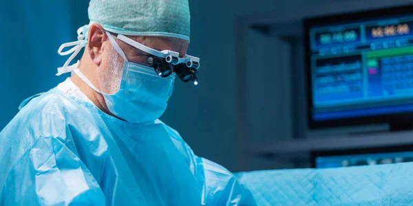 医療従事者の多様なチームは ハイテク機器と技術を使用して現代の手術室で外科手術を行います 外科医は病院で患者を救うために働いている — ストック写真